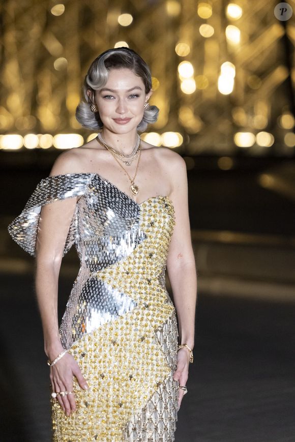 Gigi Hadid - Photo Call du « Le Grand Diner du Louvre « lors de la Fashion Week  à Paris le 5 mars 2025. © Olivier Borde /Bestimage