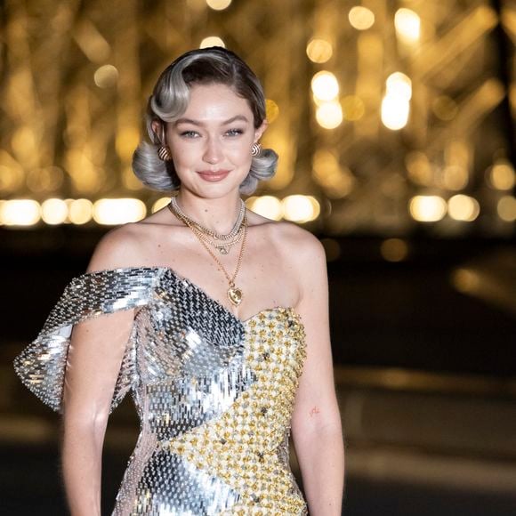Gigi Hadid - Photo Call du « Le Grand Diner du Louvre « lors de la Fashion Week  à Paris le 5 mars 2025. © Olivier Borde /Bestimage