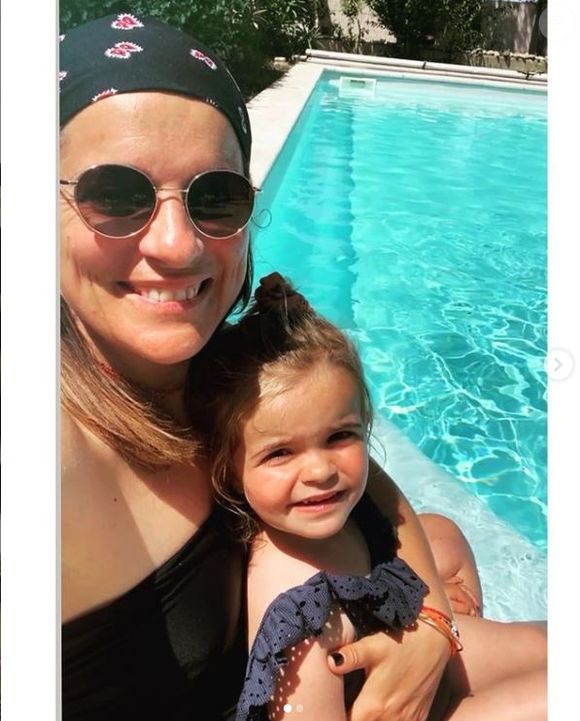 Julie de "Pékin Express" et sa petite fille Déa à la piscine, juin 2021