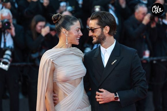 Natasha Andrew et Pierre Niney au 79e Festival de Cannes, le 14 mai 2026.

© Marina Takimoto/ZUMA Press Wire / Bestimage