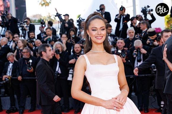 Contrairement à ce que certains imaginaient, Hinaupoko Devèze n’a pas été retenue en raison de son année de règne déjà très chargée.

Hinaupoko Devèze, Miss France 2026 - Montée des marches du film " Amarga Navidad " lors du 79ème Festival International du Film de Cannes. © Jacovides-Moreau / Bestimage