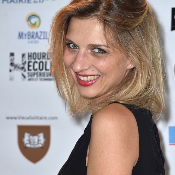 Pour l'émission "Que sont-ils devenus ?" sur RTL, Amandine Bourgeois révèle alors qu'elle fait de la coparentalité avec le géniteur de son fils. 
Amandine Bourgeois lors du photocall de la 2ème édition du festival "Paris Court Toujours" au Théâtre de l'Européen à Paris le 20 septembre 2019.

© Giancarlo Gorassini / Bestimage