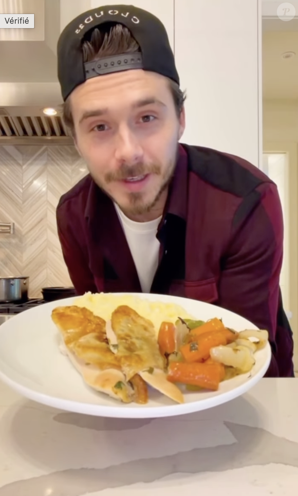 Dans cette vidéo, le jeune homme de 26 ans explique à ses abonnés comment cuisiner un poulet rôti.

Capture d'écran de la story Instagram de Brooklyn Beckham.