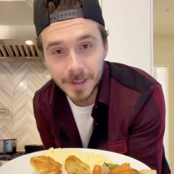 Dans cette vidéo, le jeune homme de 26 ans explique à ses abonnés comment cuisiner un poulet rôti.

Capture d'écran de la story Instagram de Brooklyn Beckham.