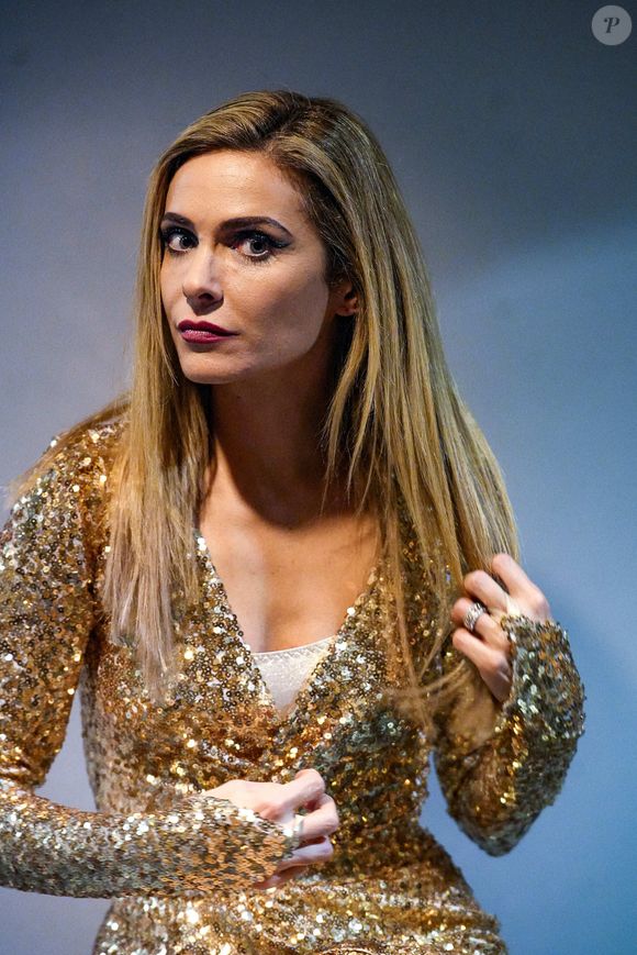 Exclusif - Après son spectacle, Clara Morgane attend son public pour une séance de dédicaces et de photos. Le cabaret de Clara Morgane au 7ème, une ode à la femme entre paillettes et glamour ou accrobaties à Lyon le 06/01/2024. Sandrine Thesillat / Panoramic / Bestimage