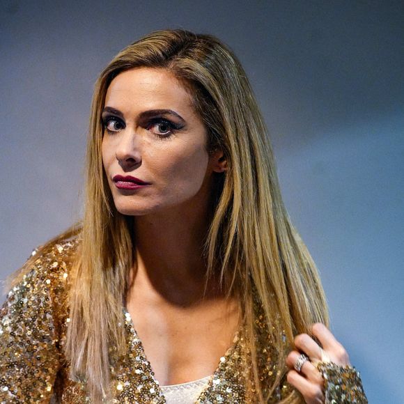 Exclusif - Après son spectacle, Clara Morgane attend son public pour une séance de dédicaces et de photos. Le cabaret de Clara Morgane au 7ème, une ode à la femme entre paillettes et glamour ou accrobaties à Lyon le 06/01/2024. Sandrine Thesillat / Panoramic / Bestimage