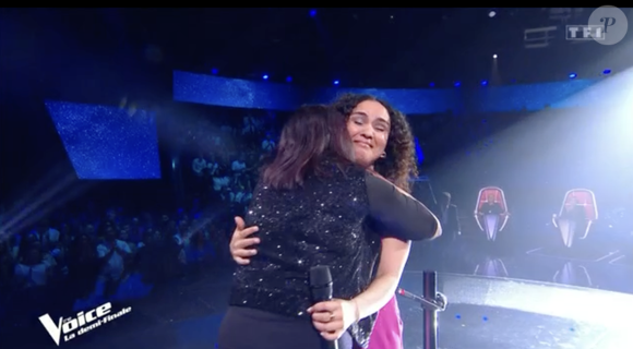Surprise par sa maman à la fin de sa prestation, Iman a pris sa mère dans ses bras. Face à Nikos Aliagas, Samya a confié être très émue de la prestation de sa fille. 

The Voice, 26 avril 2025, TF1