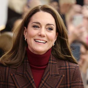 On la voit face à un petit garçon manipuler une marionnette avec un grand sourire, preuve que les deux échangent un vrai moment de qualité

Catherine (Kate) Middleton, princesse de Galles à l'hôpital Royal Marsden, où elle a reçu son traitement contre le cancer, à Londres, Royaume-Uni, le 14 janvier 2025. © Chris Jackson/WPA-Pool/Bestimage
