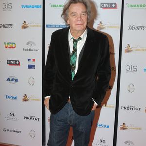 "Il voulait mettre son nom partout alors qu’il ne faisait pas grand-chose", explique-t-il à l'hebdomadaire. "À cause de ça, il s’est fâché avec beaucoup de ceux qui ont travaillé avec lui. Moi aussi, j’ai rompu la collaboration."

Jean-Claude Vannier - Photocall de la 21ème cérémonie des prix Lumière 2016 à l'espace Pierre Cardin à Paris le 8 février 2016. © CVS/Bestimage