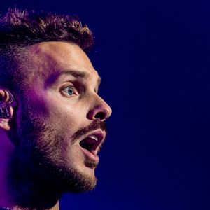 Matt Pokora  au photocall de la 8ème édition du concert caritatif "Une nuit à Makala" organisé pour l'association "Les orphelins de Makala" au Zénith de Lille, France, le 19 mars 2019. © Stéphane Vansteenkiste/Bestimage