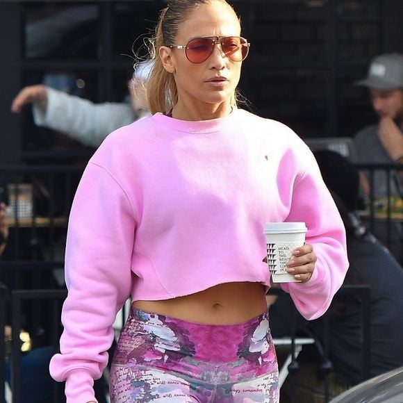 Jennifer Lopez est allée acheter un café à emporter chez Alfred à West Hollywood. Jennifer et son compagnon A. Rodriguez sont dans le quartier à la recherche d'une maison! Le 30 août 2018 Backgrid USA / Bestimage