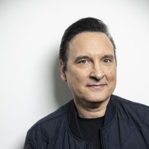 Ils ont donc fait construire une maison sur mesure dans laquelle Francesca a sa propre chambre médicalisée non loin de celle de ses parents
Exclusif - Jean-Marc Généreux - Backstage de l'enregistrement de l'émission "100% Logique", présentée par C.Féraud et diffusée le 2 mars sur France 2
© Cyril Moreau / Bestimage
Enregistrement de l'émission "100% Logique", présentée par C.Féraud et diffusée le 2 mars sur France 2
© Cyril Moreau / Bestimage

100 % logique
La réponse est sous vos yeux
Samedi 2 mars à 21.10 sur France 2 et sur france.tv

Nouvel épisode inédit du jeu-événement 100 % logique : la réponse est sous vos yeux avec C.Féraud, le premier quiz qui ne teste pas la culture générale et les connaissances, mais la logique, le sens de l’observation et le bon sens des téléspectateurs !

Quels que soient son âge, son niveau d’études ou de connaissances, tout le monde peut participer. Un enfant de 8 ans a autant de chance de gagner qu’un adulte de 80 ans, car, pour chaque question, la réponse est « sous vos yeux », mais encore faut-il la voir !
 
100 candidats s’affrontent pour tenter d’aller le plus loin possible dans le jeu et décrocher la cagnotte pouvant grimper jusqu’à 100 000 €.
Ils vont devoir répondre à une série de questions : de la plus facile (celle à laquelle 95 % des Français peuvent répondre) à la plus difficile (celle à laquelle seulement 1 % de la population est capable de répondre).
 
En début d’émission, les 100 candidats reçoivent la somme de 1 000 €. Mais en cas de mauvaise réponse ils sont éliminés, et leurs 1 000 € vont faire grimper la cagnotte globale de l’émission. Le dernier ou les derniers candidats en lice auront la possibilité de répondre à l’ultime question : celle à laquelle seulement 1 % de la population est capable de répondre, et de décrocher la cagnotte pouvant atteindre 100 000 €.

Qui sera capable de déjouer tous les pièges, et d’arriver jusqu’à l’ultime question ? Ce quiz événement va permettre aux téléspectateurs de tester leur logique, leur bon sens, mais aussi de se mesurer à tous les autres membres de la famille !

Pour ce nouveau numéro, trois nouvelles personnalités vont se prêter au jeu de la logique et soutenir nos 100 candidats