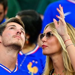 Son long message rend hommage aux souvenirs vécus malgré la déception sportive.

Dylan Deschamps et sa fiancée Mathilde Cappelaere dans les tribunes de la demi-finale du Championnat d'Europe de football (Euro 2024) entre l'Espagne et la France (2-1) à Munich, Allemagne, le 9 juillet 2024. © Bestimage