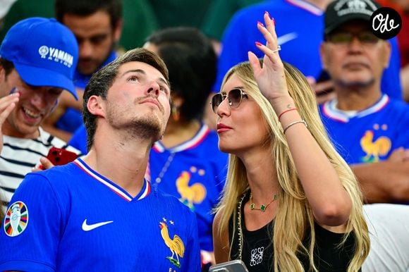 Son long message rend hommage aux souvenirs vécus malgré la déception sportive.

Dylan Deschamps et sa fiancée Mathilde Cappelaere dans les tribunes de la demi-finale du Championnat d'Europe de football (Euro 2024) entre l'Espagne et la France (2-1) à Munich, Allemagne, le 9 juillet 2024. © Bestimage