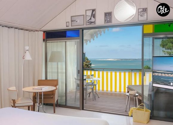 Son panorama spectaculaire, son restaurant prisé et son décor imaginé par Philippe Starck attirent aussi bien les voyageurs en quête de dépaysement que de nombreuses personnalités venues profiter de ce cadre d'exception.

La coorniche, repère nature et luxe des stars : combien faut-il débourser pour y séjourner ? @lacoorniche