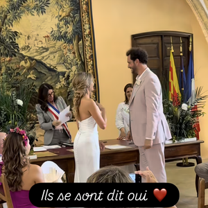Gennifer, sublime dans une robe blanche au style raffiné, et Éric, élégant dans un costume rose pâle, ont échangé leurs vœux sous les applaudissements de leurs proches, dont Karine Le Marchand. 

Story Instagram de Karine Le Marchand