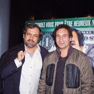 Les acteurs français Didier Bourdon (G) et Zinedine Soualem assistent à la première du film d'Yves Fajnberg 'Vive la Vie' à Paris, France, le 4 octobre 2005. Photo Bruno Klein/ABACAPRESS.COM