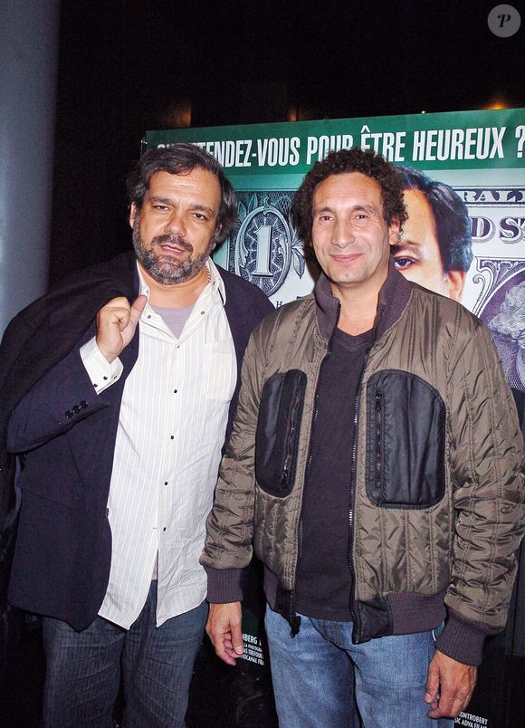 Les acteurs français Didier Bourdon (G) et Zinedine Soualem assistent à la première du film d'Yves Fajnberg 'Vive la Vie' à Paris, France, le 4 octobre 2005. Photo Bruno Klein/ABACAPRESS.COM