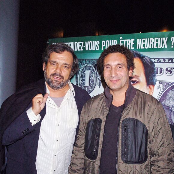 Les acteurs français Didier Bourdon (G) et Zinedine Soualem assistent à la première du film d'Yves Fajnberg 'Vive la Vie' à Paris, France, le 4 octobre 2005. Photo Bruno Klein/ABACAPRESS.COM