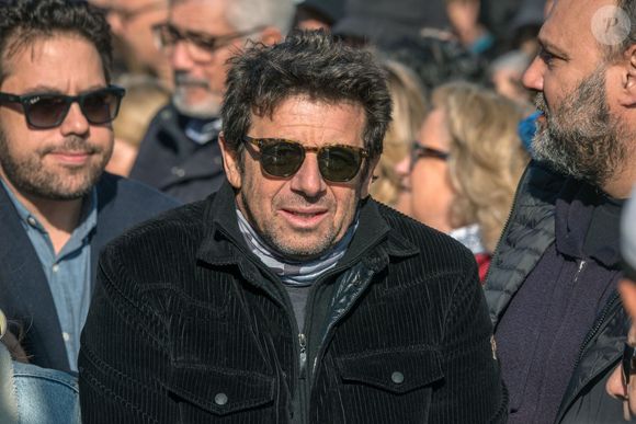 Patrick Bruel lors du rassemblement organisé par le CRIF en soutien aux otages israéliens et en mémoire des victimes du 7 octobre 2023, devant le Trocadéro à Paris, France, le 17 octobre 2025. Photo par Denis Prezat/ABACAPRESS.COM