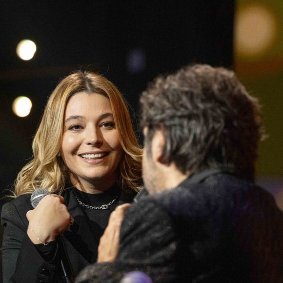 "eh bien quand quelque chose se passe bien sur la première date, je dois le refaire sur 35 dates, c'est un effet domino, par exemple je tape sept fois dans la main de toute l'équipe et ils sont 60.".

Exclusif - Santa, André Manoukian - Enregistrement de l'émission "La fête de la chanson française" à Paris, présentée par L.Thilleman et A.Manoukian, et diffusée le 20 décembre sur France 3
© Pierre Perusseau / Bestimage