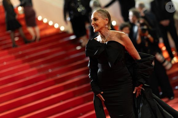 À l'occasion de la projection hors compétition du film Diamond, la Croisette s'est transformée en un beau défilé de stars.

Sharon Stone (Montre Audemars Piguet) - Montée des marches du film " Diamond " lors du 79ème Festival International du Film de Cannes, le 19 mai 2026. © Jacovides-Moreau / Bestimage