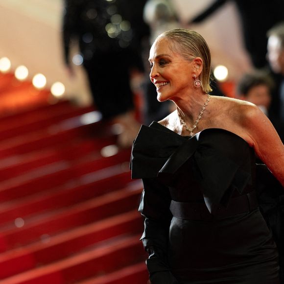 À l'occasion de la projection hors compétition du film Diamond, la Croisette s'est transformée en un beau défilé de stars.

Sharon Stone (Montre Audemars Piguet) - Montée des marches du film " Diamond " lors du 79ème Festival International du Film de Cannes, le 19 mai 2026. © Jacovides-Moreau / Bestimage