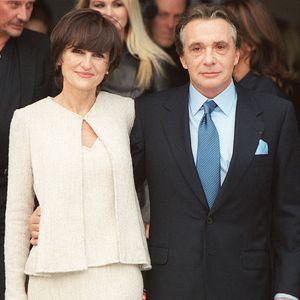 Avant de s'unir en 1999 avec l'interprète de "La maladie d'amour", elle portait déjà une alliance à l'annulaire et avait donné naissance à deux enfants...

Mariage civil de Michel Sardou et Anne-Marie Périer à Neuilly, 11 octobre 1999. © Abaca