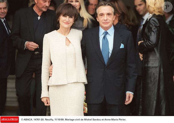 Avant de s'unir en 1999 avec l'interprète de "La maladie d'amour", elle portait déjà une alliance à l'annulaire et avait donné naissance à deux enfants...

Mariage civil de Michel Sardou et Anne-Marie Périer à Neuilly, 11 octobre 1999. © Abaca
