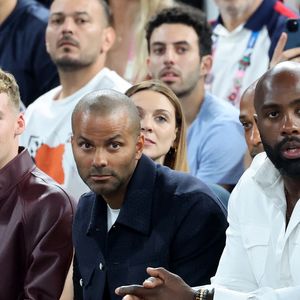 Léon Marchand, Tony Parker, Thierry Henry, Teddy Riner - Les célébrités en tribunes pendant la finale de basketball opposant les Etats-Unis à la France lors des Jeux Olympiques de Paris 2024 à l'Arena Bercy, à Paris, le 10 août 2024. 

© Jacovides-Perusseau/Bestimage