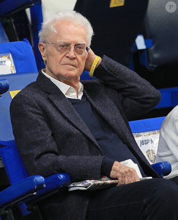 Lionel Jospin assiste au match de Basketball entre Metropolitans 92 et Gravelines au Palais des Sports Marcel Cerdan à Levallois Perret le 30 avril 2023.