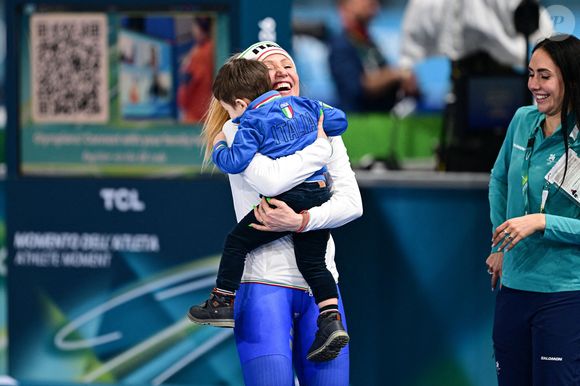 Lollobrigida Francesca (Italie) avec son fils, championne olympique avec record olympique, patinage de vitesse 3000m. Photo par DPA/ABACA