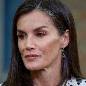 "La peau possède déjà sa propre lumière", explique-t-elle, avertissant que l’excès d’illuminateurs et de produits scintillants donne un résultat artificiel. 

Le roi Felipe VI et la reine Letizia d’Espagne, président la réunion annuelle avec les membres du Conseil d'administration de la Fondation Princesse des Asturies, à Madrid. LALO YASKY / BESTIMAGE