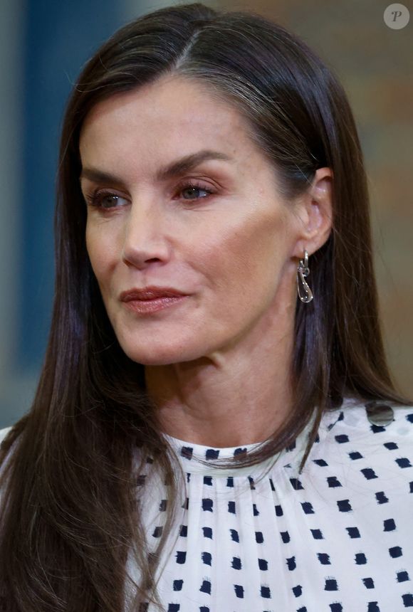 "La peau possède déjà sa propre lumière", explique-t-elle, avertissant que l’excès d’illuminateurs et de produits scintillants donne un résultat artificiel. 

Le roi Felipe VI et la reine Letizia d’Espagne, président la réunion annuelle avec les membres du Conseil d'administration de la Fondation Princesse des Asturies, à Madrid. LALO YASKY / BESTIMAGE