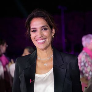 L'intervention s'est accompagnée d'une reconstruction mammaire immédiate, une étape majeure qui lui a permis d'alléguer la souffrance psychologique liée à la maladie.

Laurie Cholewa - Soirée de lancement d’Octobre rose 2026 au pied de la Tour Eiffel, sur le Champ-de-Mars à Paris le 30 septembre 2026. 

© Anne-Sophie Guebey/Bestimage
