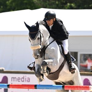 Serge Varsano sur Mylo Van Klapscheut au Prix Geberit lors de la 10ème édition du "Longines Paris Eiffel Jumping" à la Plaine de Jeux de Bagatelle à Paris le 23 juin 2024.
Pierre Perusseau / Veeren / Bestimage
