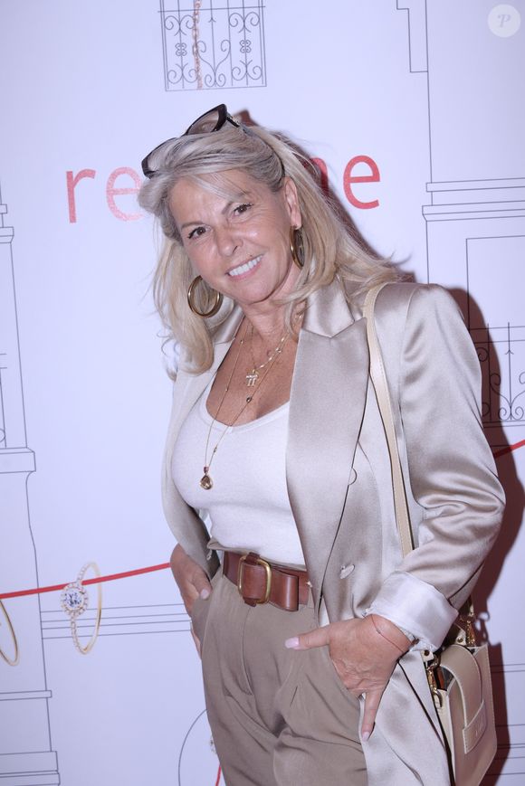Elle ajoute : "Personne ne sait qui c’est. Personne ne sait avec qui je suis, ni combien de temps, ni comment je vis.".

Exclusif - Caroline Margeridon - Soirée des 20 ans des bijoux Haute Couture "Redline" à l'hôtel Ritz le 25 juin 2025. © Rachid Bellak/Bestimage