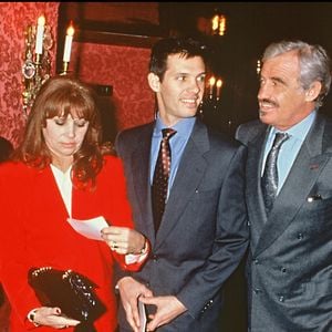 Patricia, Elodie Constantin, Paul Belmondo, Jean-Paul Belmondo et Luana Belmondo le soir de la représentation de la pièce "La trilogie de Pagnol" au théâtre des Variétés en 1992, à Paris.

BERTRAND RINDOFF PETROFF / BESTIMAGE