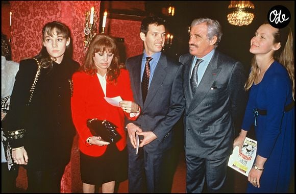 Patricia, Elodie Constantin, Paul Belmondo, Jean-Paul Belmondo et Luana Belmondo le soir de la représentation de la pièce "La trilogie de Pagnol" au théâtre des Variétés en 1992, à Paris.

BERTRAND RINDOFF PETROFF / BESTIMAGE
