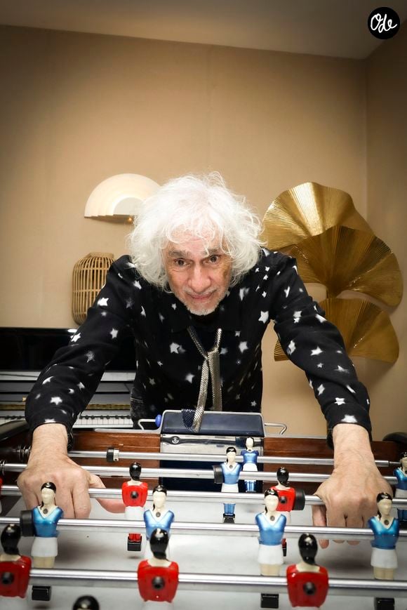 À Fontainebleau, les habitants le croisent régulièrement au marché, en terrasse ou à la brocante.

Exclusif - Louis Bertignac, en concert au Trianon Paris et diffusé en direct sur Olympia TV, à Paris, France, le 18 janvier 2025. © Jack Tribeca/Bestimage
