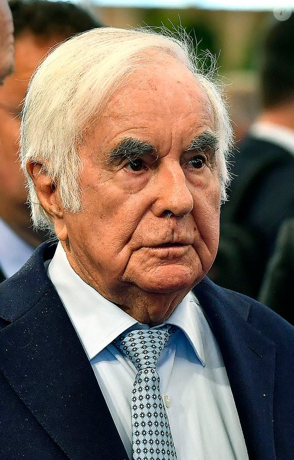 Selon la famille, les actionnaires n’ont pas pu exercer leur droit de vote en raison de blocages procéduraux imputés au président de la holding IBBM, Pierre Baer. 

Entrepreneur dans le secteur des boissons et dirigeant du groupe Castel, Pierre Castel, 92 ans, assiste à la journée d’ouverture du salon Vinexpo à Bordeaux (sud-ouest de la France), le 13 mai 2019. La 20e édition du salon Vinexpo se tient du 13 au 16 mai 2019 et réunit plus de 1 600 exposants venus de 29 pays. (Photo : Georges Gobet / AFP)