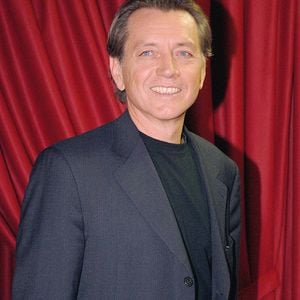 L'acteur français Bernard Giraudeau lors de la 19ème cérémonie des Molières qui s'est tenue au Théâtre Mogador à Paris, France, le 9 mai 2005. Photo Gorassini-Zabulon/ABACA.