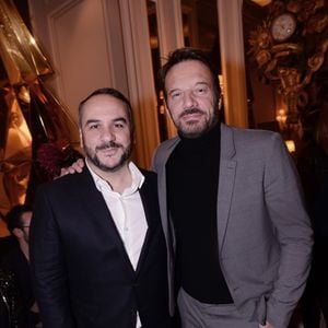 Exclusif - François-Xavier Demaison et Samuel Le Bihan - 20ème anniversaire de l'hôtel Four Seasons Hotel George V à Paris, le 7 décembre 2019. Pour célébrer son 20ème anniversaire au sein de la famille Four Seasons, le palace parisien a convié plus de 600 invités le temps d’une soirée mémorable placée sous le signe de la magie pour rendre hommage à cette légende parisienne. Accueillis par une pluie d’or lumineuse dès l’entrée de l’hôtel, les invités se sont laissé guider par une vague d’or hypnotisante les menant au sein du spectaculaire lobby aux imposants cerfs noirs, puis vers l’époustouflante Cour de Marbre et son dôme lumineux immersif. Tous concourraient d’élégance en smoking et robe de soirée, et l’on comptait un aréopage de personnalités françaises et internationales. Plusieurs temps forts ont marqué cette soirée hors du temps. Au Cinq, un dîner d’exception a été proposé à 60 convives réunis dans un décor majestueux et poétique pour célébrer le talent d’E. Beaumard, l’incontournable Chef Sommelier et Directeur du restaurant depuis 20 ans. Articulé autour d’une sélection extraordinaire de flacons rares millésimés 1999 et d’une symphonie de saveurs imaginée par le chef triplement étoilé C. Le Squer, le dîner a été servi au rythme d’une partition musicale composée pour chacun de ces accords au rythme de la vivacité du violon, de la rondeur du violoncelle et de l’intensité du piano. Dans l’écrin magique du George, les 80 invités ont été plongés dans un théâtre immersif intriguant, à la rencontre des personnages qui ont marqué l’histoire des grands banquets au fil des siècles. Autour d’élégantes tables de partage, le chef étoilé S. Zanoni a créé pour l’occasion un banquet d’exception aux accents italiens, rythmé par le Meilleur sommelier d’Italie Gabriele del Carlo. L’iconique Galerie a également été transformée en une scène immersive pour la soirée. Parée de plusieurs bars éphémères, elle a vibré toute la nuit au rythme des happenings de plus de 60 artistes - danseurs, chanteurs, musiciens, transformistes – qui ont chacun réinterprété la magie au travers de leur art. Les invités de ce cocktail enchanteur ont pu profiter d’une expérience gastronomique unique proposée par le palace le plus étoilé d’Europe. Un élixir de champagne et d’or accompagnait ces mets étoilés, transformant la salle de l’Orangerie en un bar futuriste, aérien et expérimental. Le Bar, quant à lui, s’était paré de milliers de pétales de roses rouges et noires, offrant un terrain de jeu glamour et rock n roll au Directeur Artistique de l’hôtel J. Leatham. Au sein de ce speakeasy underground, les bartenders tatoués du Bar Paris ont rythmé la nuit de cocktails sophistiqués aux noms évocateurs, Black Mule, Dark Blue et Smoky Cocktail. Entrainés par le son vibrant du DJ, les invités ont ensuite pu danser jusqu’au bout de la nuit, emportés par la passion et le talent de ceux qui réinventent chaque jour ce palace légendaire depuis 20 ans.  © Rachid Bellak/Bestimage