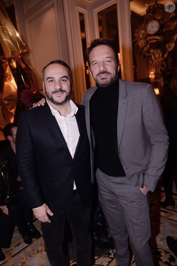 Exclusif - François-Xavier Demaison et Samuel Le Bihan - 20ème anniversaire de l'hôtel Four Seasons Hotel George V à Paris, le 7 décembre 2019. Pour célébrer son 20ème anniversaire au sein de la famille Four Seasons, le palace parisien a convié plus de 600 invités le temps d’une soirée mémorable placée sous le signe de la magie pour rendre hommage à cette légende parisienne. Accueillis par une pluie d’or lumineuse dès l’entrée de l’hôtel, les invités se sont laissé guider par une vague d’or hypnotisante les menant au sein du spectaculaire lobby aux imposants cerfs noirs, puis vers l’époustouflante Cour de Marbre et son dôme lumineux immersif. Tous concourraient d’élégance en smoking et robe de soirée, et l’on comptait un aréopage de personnalités françaises et internationales. Plusieurs temps forts ont marqué cette soirée hors du temps. Au Cinq, un dîner d’exception a été proposé à 60 convives réunis dans un décor majestueux et poétique pour célébrer le talent d’E. Beaumard, l’incontournable Chef Sommelier et Directeur du restaurant depuis 20 ans. Articulé autour d’une sélection extraordinaire de flacons rares millésimés 1999 et d’une symphonie de saveurs imaginée par le chef triplement étoilé C. Le Squer, le dîner a été servi au rythme d’une partition musicale composée pour chacun de ces accords au rythme de la vivacité du violon, de la rondeur du violoncelle et de l’intensité du piano. Dans l’écrin magique du George, les 80 invités ont été plongés dans un théâtre immersif intriguant, à la rencontre des personnages qui ont marqué l’histoire des grands banquets au fil des siècles. Autour d’élégantes tables de partage, le chef étoilé S. Zanoni a créé pour l’occasion un banquet d’exception aux accents italiens, rythmé par le Meilleur sommelier d’Italie Gabriele del Carlo. L’iconique Galerie a également été transformée en une scène immersive pour la soirée. Parée de plusieurs bars éphémères, elle a vibré toute la nuit au rythme des happenings de plus de 60 artistes - danseurs, chanteurs, musiciens, transformistes – qui ont chacun réinterprété la magie au travers de leur art. Les invités de ce cocktail enchanteur ont pu profiter d’une expérience gastronomique unique proposée par le palace le plus étoilé d’Europe. Un élixir de champagne et d’or accompagnait ces mets étoilés, transformant la salle de l’Orangerie en un bar futuriste, aérien et expérimental. Le Bar, quant à lui, s’était paré de milliers de pétales de roses rouges et noires, offrant un terrain de jeu glamour et rock n roll au Directeur Artistique de l’hôtel J. Leatham. Au sein de ce speakeasy underground, les bartenders tatoués du Bar Paris ont rythmé la nuit de cocktails sophistiqués aux noms évocateurs, Black Mule, Dark Blue et Smoky Cocktail. Entrainés par le son vibrant du DJ, les invités ont ensuite pu danser jusqu’au bout de la nuit, emportés par la passion et le talent de ceux qui réinventent chaque jour ce palace légendaire depuis 20 ans. © Rachid Bellak/Bestimage
