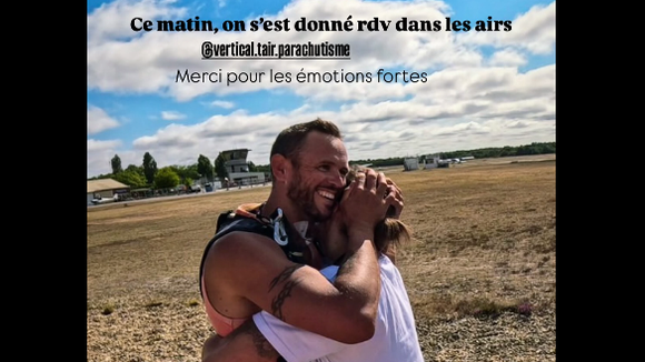 Laure Manaudou et son grand frère Nicolas ont sauté en parachute au bassin d'Arcachon. Instagram, le 5 août 2025.