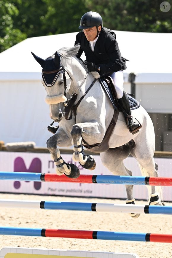 Serge Varsano sur Mylo Van Klapscheut au Prix Geberit lors de la 10ème édition du "Longines Paris Eiffel Jumping" à la Plaine de Jeux de Bagatelle à Paris le 23 juin 2024.
Pierre Perusseau / Veeren / Bestimage