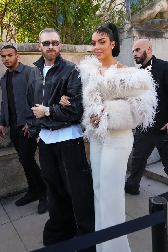 Pour rappel, elle avait déjà fait sensation au défilé Ludovic de Saint Sernin avec une tenue en cuir marron composée d'un corset à lacets. 

Guram Gvasalia et Georgina Rodriguez au défilé Elie Saab Womenswear Fall/Winter 2025-2026 au Palais De Tokyo le 8 mars 2025 à Paris, France.  © Lucia Sabatelli / Bestimage