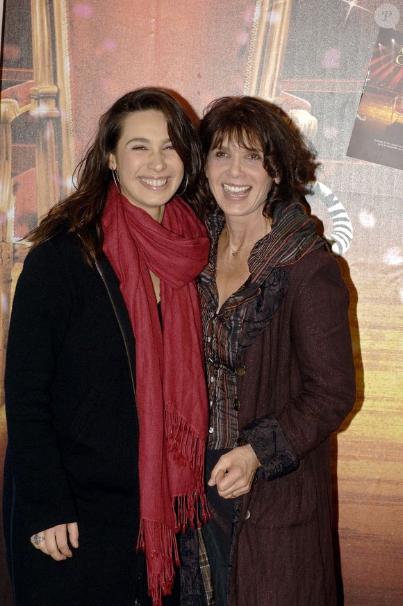 Marie et Stephanie Fugain assistent au cirque Arlette Gruss à Paris, France, le 8 décembre 2006. Photo par Giancarlo Gorassini/ABACAPRESS.COM
