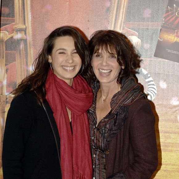 Marie et Stephanie Fugain assistent au cirque Arlette Gruss à Paris, France, le 8 décembre 2006. Photo par Giancarlo Gorassini/ABACAPRESS.COM