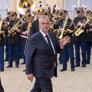 Luc Besson arrive pour un dîner d'État au Palais de l'Élysée à Paris, France, le 6 mai 2024, au premier jour de la visite d'État du président chinois en France. Photo par Ammar Abd Rabbo/ABACAPRESS.COM